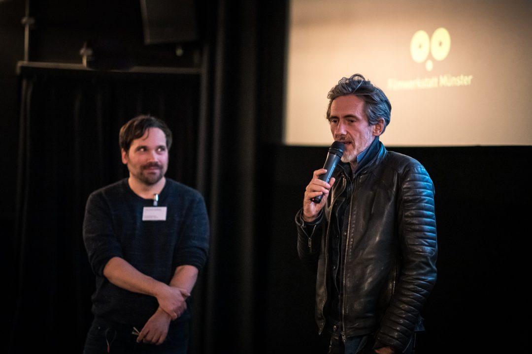 Moderator Gian-Philip Andreas mit Quarxx, dem Gewinner der Preises für die beste Regie 2019 (Foto: Thomas Mohn)